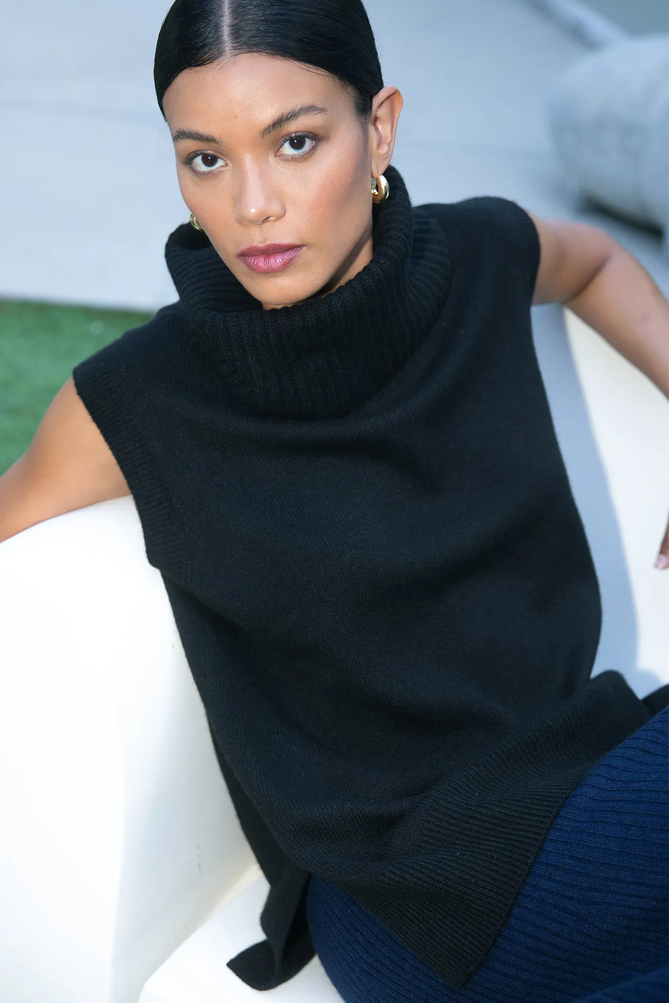 BRUNA SLEEVELESS CASHMERE TURTLENECK