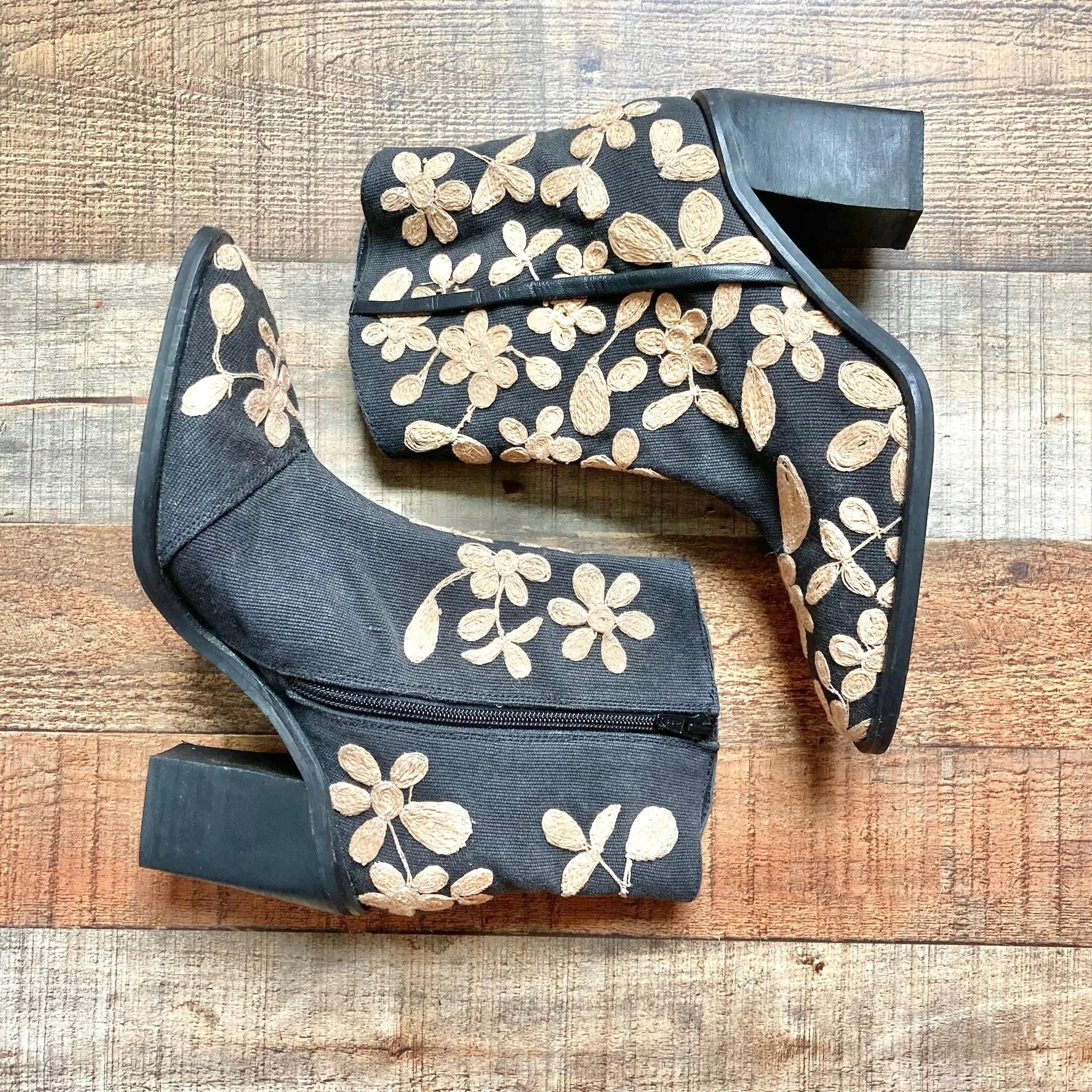 FREE PEOPLE EMBROIDERED BOOTIES- SIZE 37 ( ONLINE, GREAT CONDITION)